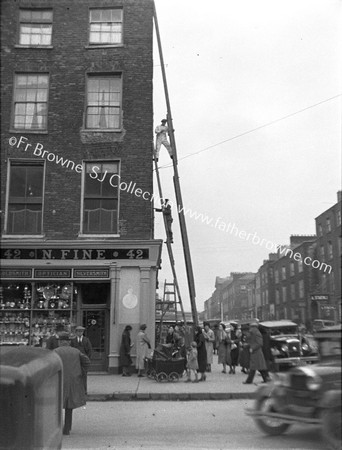 STREET SCENE  THE ACROBAT